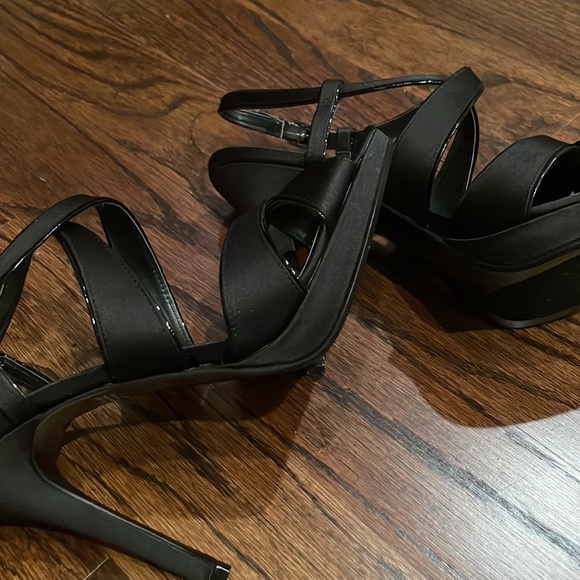 Shoes - Picture 5 of 6